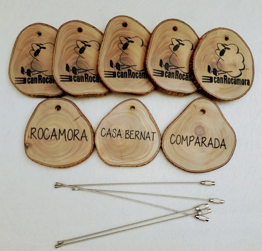 Llaveros hechos con rodajas de olivo.