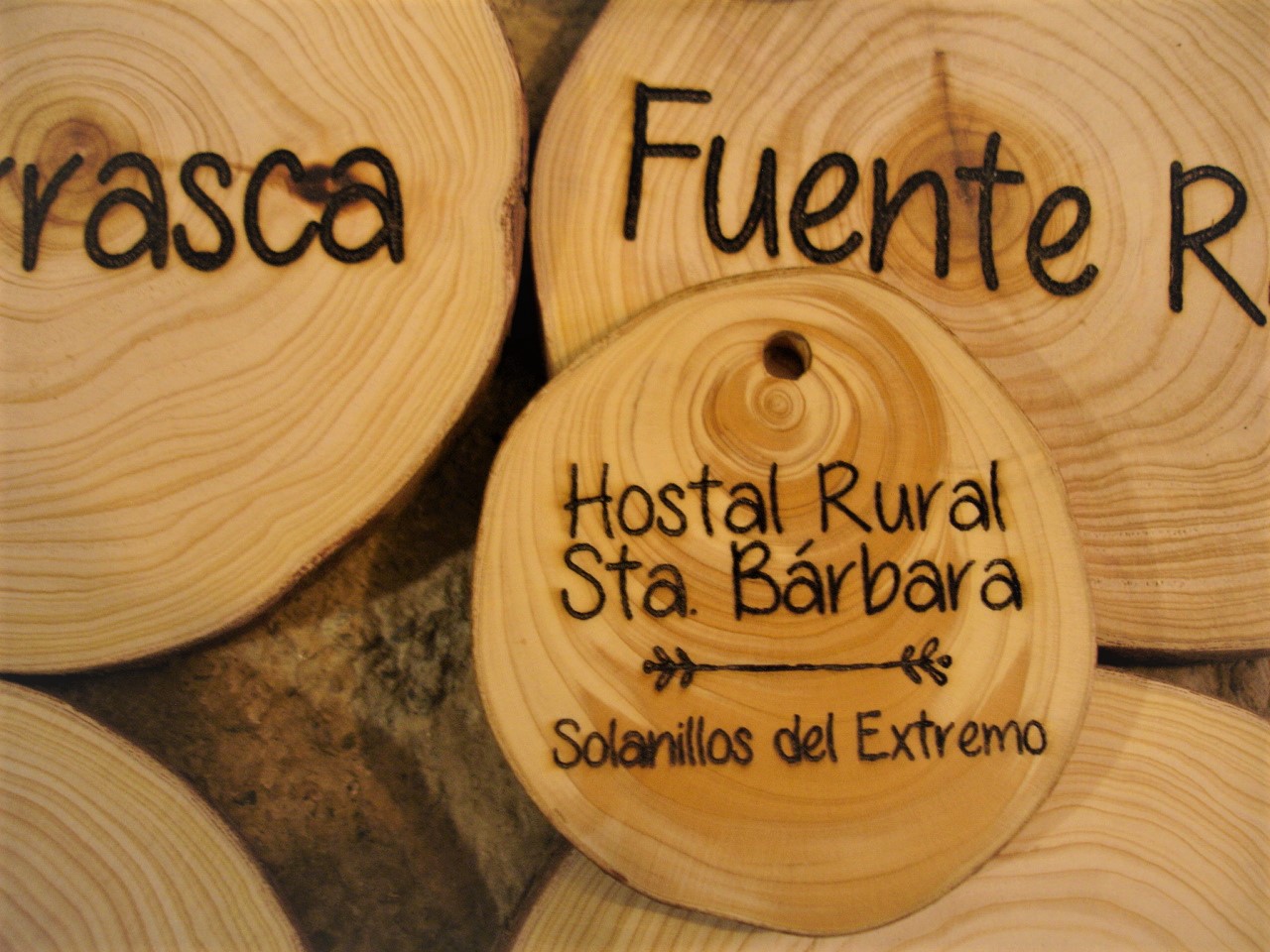 Llavero para hostal rural, hecho con madera de ciprés