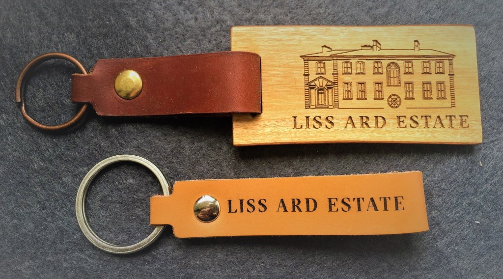 llavero para hotel, hecho con madera de olivo y cuero