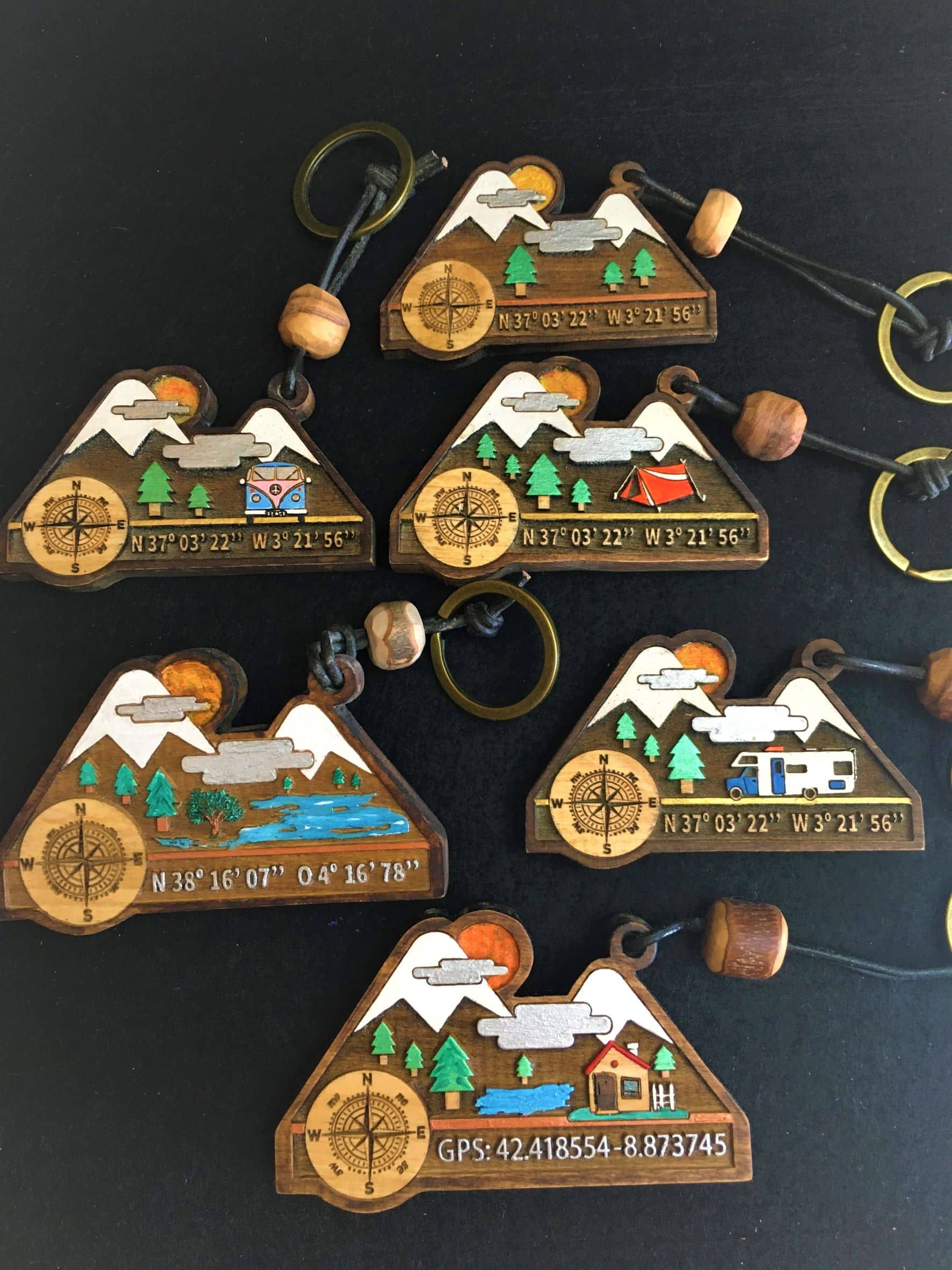 llaveros hechos con madera de olivo